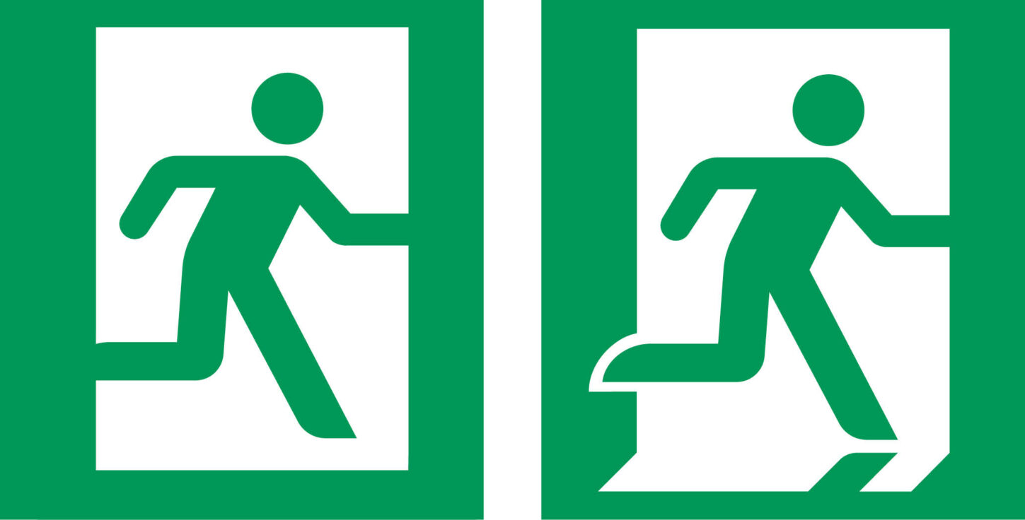 À gauche, sans ces détails le signe devient plus confus et on à le sentiment que la personne se déplace en arrière-plan d’une porte.